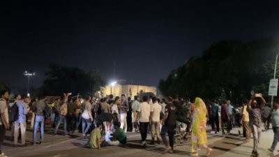 মানিক মিয়া অ্যাভিনিউতে রাতেও শিক্ষার্থীদের অবরোধ কর্মসূচি চলছে