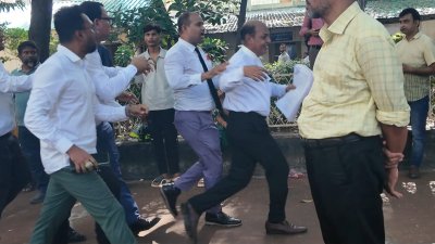 আদালত চত্বরে আইনজীবীদের উত্তেজনা