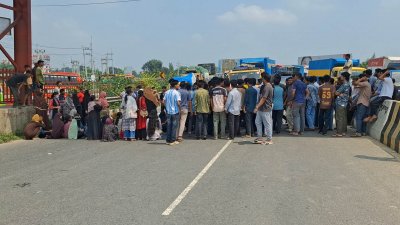 শিক্ষামন্ত্রী আ ন ম এহছানুল হক মিলনের পদত্যাগসহ নানা দাবিতে ঢাকা-টাঙ্গাইল মহাসড়ক অবরোধ করে বিক্ষোভ মিছিল করেছেন পরীক্ষার্থীরা