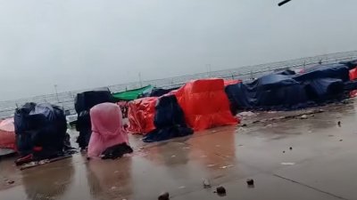 কার্গো ভিলেজে খোলা আকাশের নিচে রাখা কোটি কোটি টাকার আমদানি পণ্য