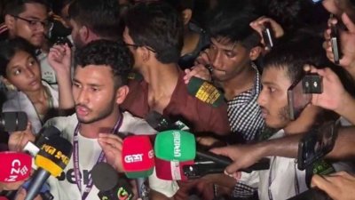 শাহবাগে সাংবাদিকদের ব্রিফ করে আন্দোলনরত শিক্ষার্থীরা। ছবি: সংগৃহীত