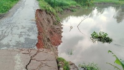 ধসে যাচ্ছে সংযোগ সড়ক, হুমকির মুখে সাদুল্লাপুরের ঘাঘট নদীর ব্রিজ
