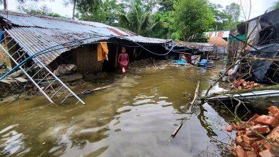 বন্যার পানিতে ক্ষতিগ্রস্ত ঘরবাড়ি