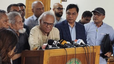 সাংবাদিকদের সঙ্গে কথা বলছেন রুহুল কবীর রিজভী