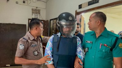 আদালতে নেওয়া হচ্ছে ইউরোপিয়ান ইউনিভার্সিটি অব বাংলাদেশের (ইইউবি) ট্রাস্টি বোর্ডের সাবেক চেয়ারম্যান প্রফেসর ড. মকবুল আহমেদ খানকে