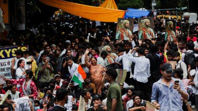 দেশ-বিদেশের সমর্থকরা খাবার, পানি ও অন্যান্য প্রয়োজনীয় সামগ্রী পাঠিয়ে আন্দোলন সচল রাখতে সহায়তা করছেন। ছবি: রয়টার্স