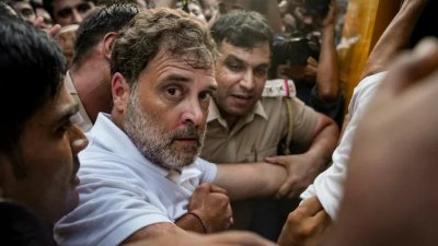 কেন্দ্রীয় শিক্ষামন্ত্রী ধর্মেন্দ্র প্রধানের পদত্যাগের দাবিতে বিক্ষোভ মিছিল চলাকালে ভারতের লোকসভার বিরোধীদলীয় নেতা রাহুল গান্ধীকে আটক করে পুলিশ। ছবি: ইন্ডিয়া টুডে