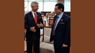 ফিলিপাইনের ম্যানিলায় বাংলাদেশের পররাষ্ট্রমন্ত্রী খলিলুর রহমানের সঙ্গে সাক্ষাৎ করেছেন ভারতের পররাষ্ট্রমন্ত্রী এস জয়শঙ্কর
