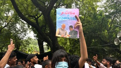 ভারতের প্রধানমন্ত্রী ও শিক্ষামন্ত্রীকে নিয়ে ব্যাঙ্গাত্মক পোস্টার। ছবি: ইন্ডিয়ান এক্সপ্রেস