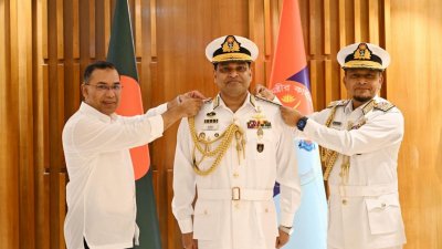 নবনিযুক্ত নৌবাহিনী প্রধান রিয়ার অ্যাডমিরাল খোন্দকার মিসবাহ উল আজীমকে ভাইস অ্যাডমিরাল পদমর্যাদার র‌্যাঙ্ক ব্যাজ পরিয়ে দিয়েছেন প্রধানমন্ত্রী তারেক রহমান এবং বিদায়ী নৌবাহিনী প্রধান অ্যাডমিরাল এম. নাজমুল হাসান