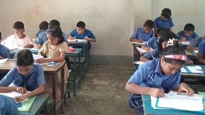 প্রাথমিক বিদ্যালয়ে শিক্ষার্থীরা