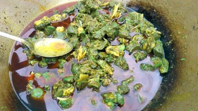 খুলনায় রান্নার সময় সবুজ রঙ ধারণ করা মাংস