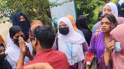 বদলি হওয়া শিক্ষক মোহাম্মদ মহসীন হাতজোড় করে শিক্ষার্থীদের চলে যেতে বলেন