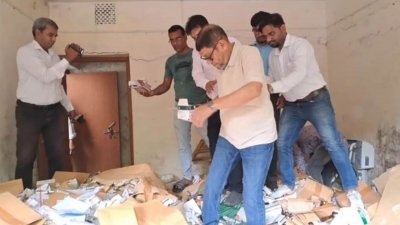 স্বাস্থ্য কমপ্লেক্সের বাথরুমে ছড়ানো-ছিটানো সরকারি ওষুধ এবং বিপুল পরিমাণ মেয়াদোত্তীর্ণ ওষুধ দেখে ক্ষোভ প্রকাশ করেছেন স্বাস্থ্যমন্ত্রী