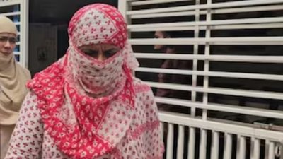 চাঁদাবাজির অভিযোগে গ্রেফতার নার্স