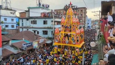 উল্টো টানের মধ্য দিয়ে আনুষ্ঠানিকভাবে শেষ হলো ঢাকার ধামরাইয়ের ৪০০ বছরের ঐতিহ্যবাহী যশোমাধবের রথযাত্রা উৎসব