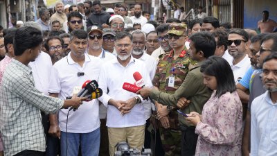সাংবাদিকদের সঙ্গে কথা বলছেন ডিএনসিসি প্রশাসক