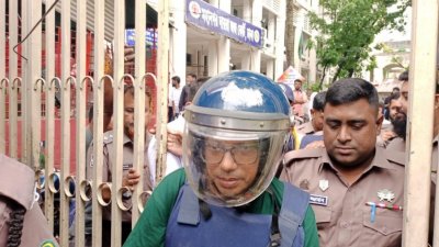 পুলিশের হেফাজতে  জুনায়েদ আহমেদ পলক (ফাইল ছবি)