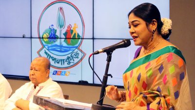 বক্তব্য রাখছেন নজরুলসংগীতশিল্পী ফেরদৌস আরা