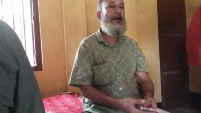 টাকা হাতে ফরিদপুরের নগরকান্দা উপজেলার ডাঙ্গী ইউনিয়নের ভূমি উপসহকারী কর্মকর্তা