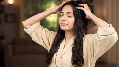 সঠিক যত্ন ও অভ্যাসে মিলবে ঝলমলে চুল (সংগৃহীত ছবি)।