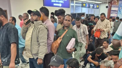 বিমানবন্দরে ফিরে আসা বাংলাদেশিরা