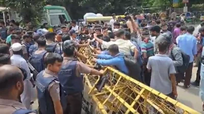 আলিয়া মাদ্রাসায় প্রবেশের রাস্তায় ব্যারিকেড দিয়েছে পুলিশ