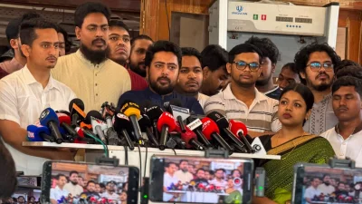 কথা বলছেন নাহিদ ইসলাম