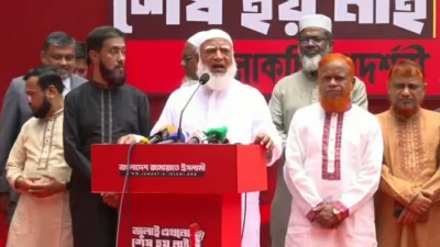 কথা বলছেন  জামায়াতে ইসলামীর আমির ডা. শফিকুর রহমান