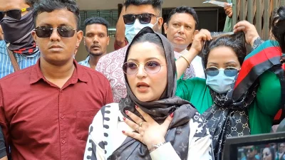 আদালত প্রাঙ্গণে সাংবাদিকদের সঙ্গে তথা বলছেন পরীমণি
