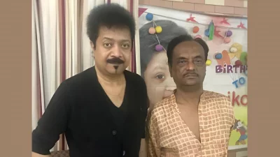 আলাউদ্দীন আলীর সঙ্গে কুমার বিশ্বজিৎ (ছবি: কুমার বিশ্বজিৎ-এর ফেসবুক পেজ থেকে নেওয়া)