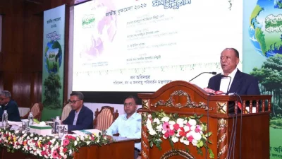 কথা বলছেন  পরিবেশমন্ত্রী আবদুল আউয়াল মিন্টু