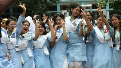 এসএসসি পরীক্ষার ফলাফল পেয়ে উচ্ছ্বসিত শিক্ষার্থীরা (ছবি: নাসিরুল ইসলাম)