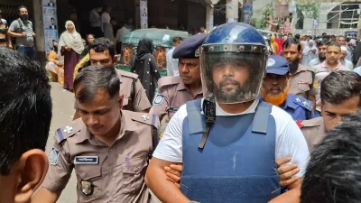 প্রাইভেটকারে অগ্নিকাণ্ডের ঘটনায় দায়ের করা সন্ত্রাসবিরোধী আইনের মামলায় সন্দিগ্ধ আসামি হিসেবে মেজর মো. সাদিকুল হককে (৩০) আদালতে নেওয়া হচ্ছে