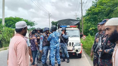 কক্সবাজারের আরেক আতঙ্ক ১৪ নম্বর ব্রিজ এলাকা, টেকনাফ শহর থেকে পাঁচ কিলোমিটার পার হয়ে এই ব্রিজের অবস্থান, সেখানে আইনশৃঙ্খলা বাহিনী মোতায়েন