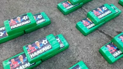 কোকেনের প্যাকেটে হাল্যান্ডের ছবি।