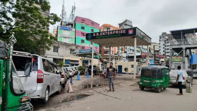 শহরের বেশিরভাগ রিফুয়েলিং স্টেশন বন্ধ থাকা এবং খোলা থাকা গুটিকয়েক পাম্পে গ্যাসের তীব্র প্রেশার না থাকায় ভোগান্তি এখন চরমে