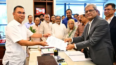 বিএনপির চেয়ারম্যান তারেক রহমানের কাছ থেকে দলীয় মনোনয়নপত্র নিচ্ছেন রাষ্ট্রপতি পদের প্রার্থী মির্জা ফখরুল ইসলাম আলমগীর (ছবি: প্রধানমন্ত্রীর প্রেস উইং)