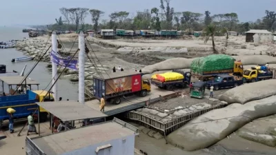 নোয়াখালীর দ্বীপ উপজেলা হাতিয়ায় ফেরি চলাচল বন্ধ