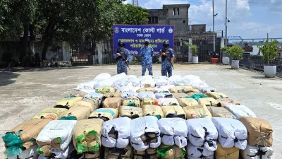 ঢাকার শোয়ারিঘাট ও পোস্তগোলা ব্রিজ এলাকায় পৃথক দুটি অভিযান চালিয়ে প্রায় ৫৪ লাখ টাকা মূল্যের ৩ হাজার ৬০০ কেজি নিষিদ্ধ পলিথিন জব্দ করেছে বাংলাদেশ কোস্ট গার্ড