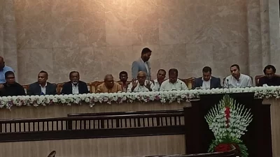 মতবিনিময় সভায় কথা বলছেন বিএনপির স্থায়ী কমিটির সদস্য নজরুল ইসলাম খান