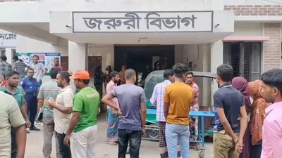 হাসপাতালের সামনে স্বজনরা
