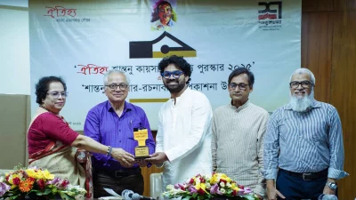 পুরস্কার গ্রহণ করছেন কবি হেমায়েত উল্লাহ ইমন