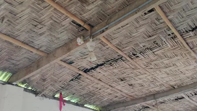 চিলাহাটি মার্চেন্টস উচ্চ বিদ্যালয়ে শ্রেণিকক্ষে পাঠদান চলাকালে সিলিং ফ্যান খুলে পড়ে জুনায়েদ ইত্তেসাম নামে এক শিক্ষার্থী গুরুতর আহত