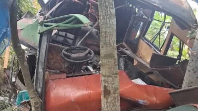 দুর্ঘটনায় দুমড়েমুচড়ে যাওয়া বাস