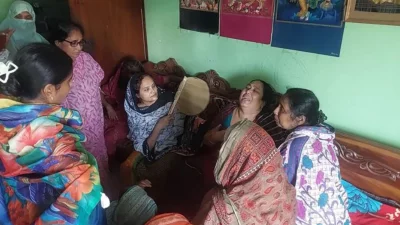 ছেলের মৃত্যুর খবরে আহাজারি করছেন দেবাশীষ দত্তের মা স্বপ্না দত্ত ও স্বজনরা