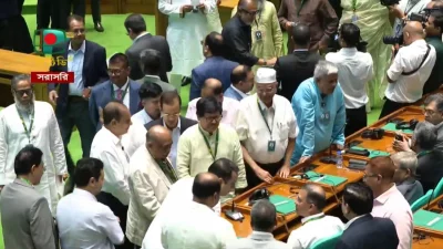 রাষ্ট্রপতি নির্বাচনে ভোট দেওয়ার সময় নিজেদের মধ্যে খোশ গল্প করতে দেখা যায় এমপিদের