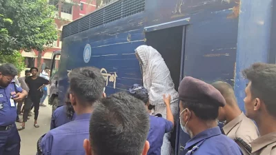 স্বামীর দাফন শেষে সন্ধ্যা ৬টার আগেই কঠোর নিরাপত্তায় দীপু মনিকে মুন্সীগঞ্জ জেলা কারাগারে নিয়ে যাওয়া হয়