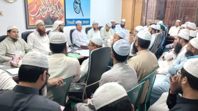 বক্তব্য রাখছেন ইসলামী আন্দোলন বাংলাদেশের আমির ও চরমোনাই পীর মুফতি সৈয়দ মুহাম্মাদ রেজাউল করীম