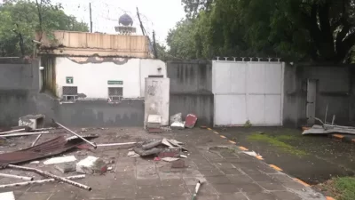 দিল্লিতে পাকিস্তান হাইকমিশনের বাইরের অস্থায়ী স্থাপনা ও ব্যারিকেড উচ্ছেদ করেছে ভারত। ছবি: ইন্ডিয়া টুডে